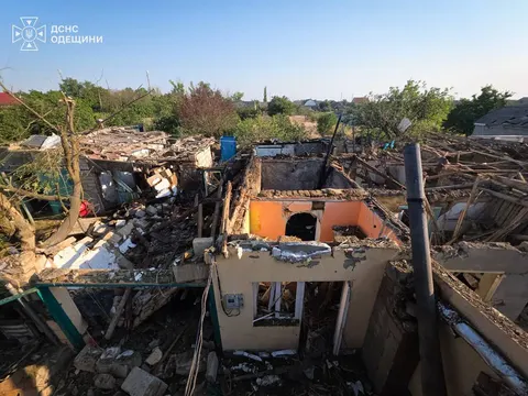 Удар по Білгород-Дністровському: двоє поранених, зруйновано будинок
