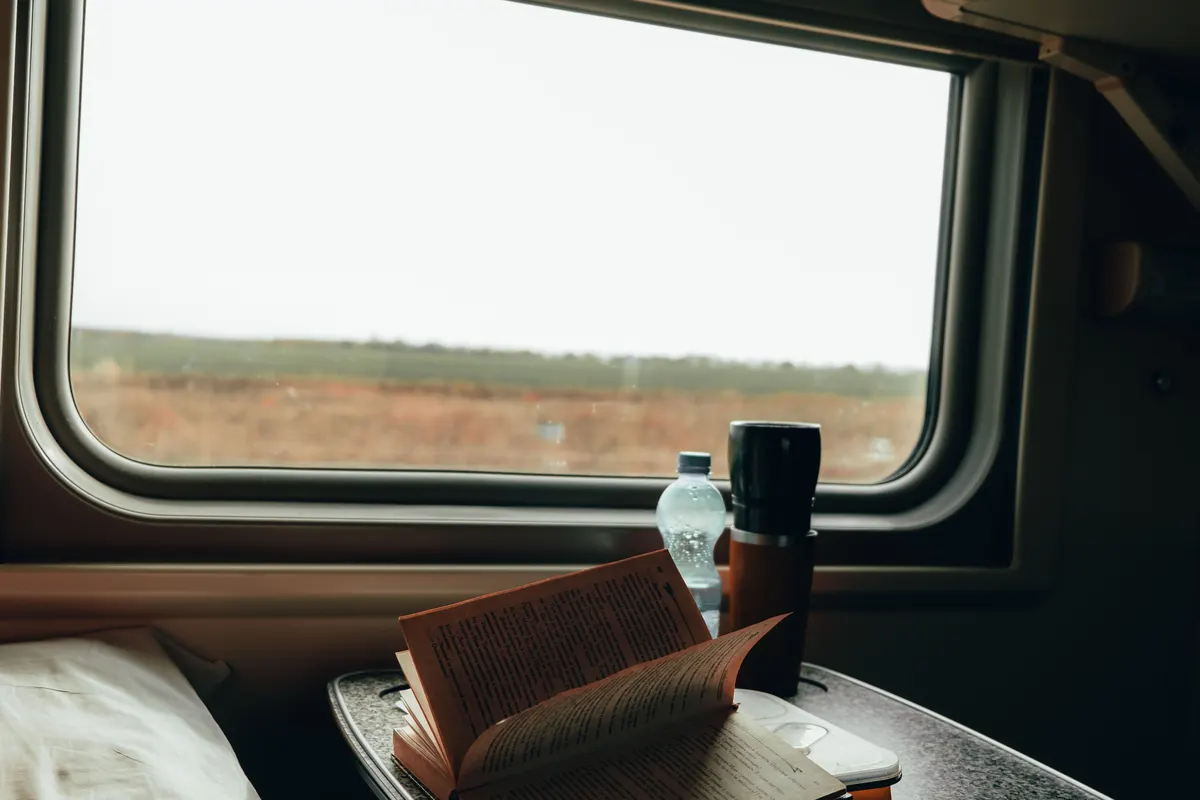 Книга в дорогу: Укрзалізниця запустила послугу замовлення книжок у поїздах