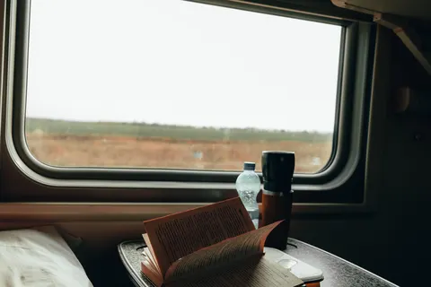 Книга в дорогу: Укрзалізниця запустила послугу замовлення книжок у поїздах