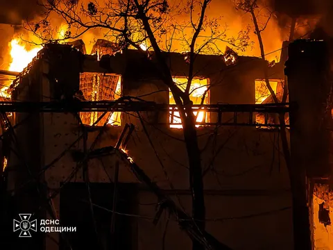 Нічна атака на Одещину: зруйновано взуттєву фабрику, є пожежі