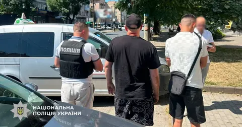 У Чернівцях затримали інструктора автошколи, який продавав "права без іспит