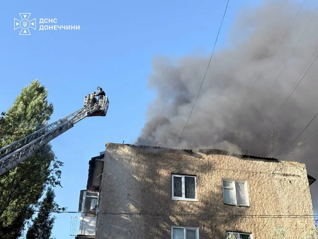 Російські удари по Краматорську: рятувальники загасили пожежі у двох багатоповерхівках