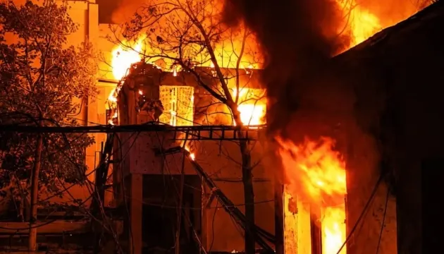 Нічна атака дронів на Одещині: пошкоджено взуттєву фабрику