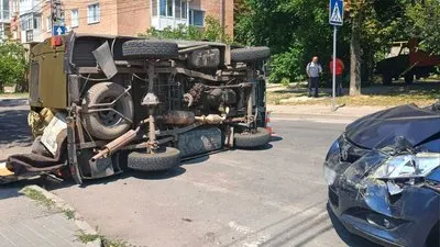 У Кропивницькому на перехресті перекинувся мікроавтобус з працівниками обленерго