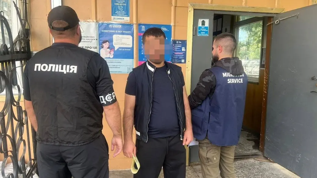 Видворення з України: громадянина Азербайджану, який відбув термін на Рівненщині, вислали за порушення міграційних правил
