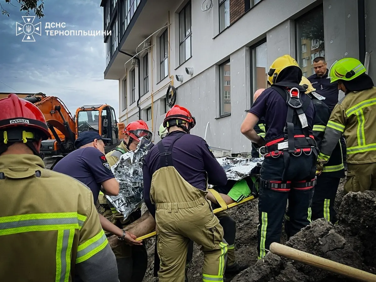 У Тернополі рятувальники знайшли тіла двох чоловіків, яких засипало у траншеї