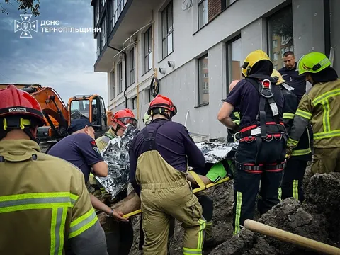 У Тернополі рятувальники знайшли тіла двох чоловіків, яких засипало у траншеї