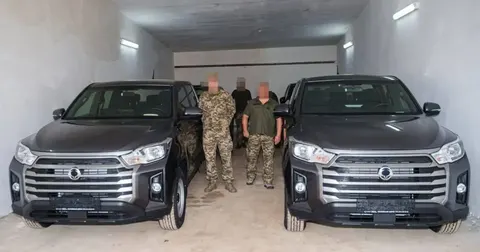 Вінниця передала військовим п'ять пікапів: частину задіють у протиповітряній обороні
