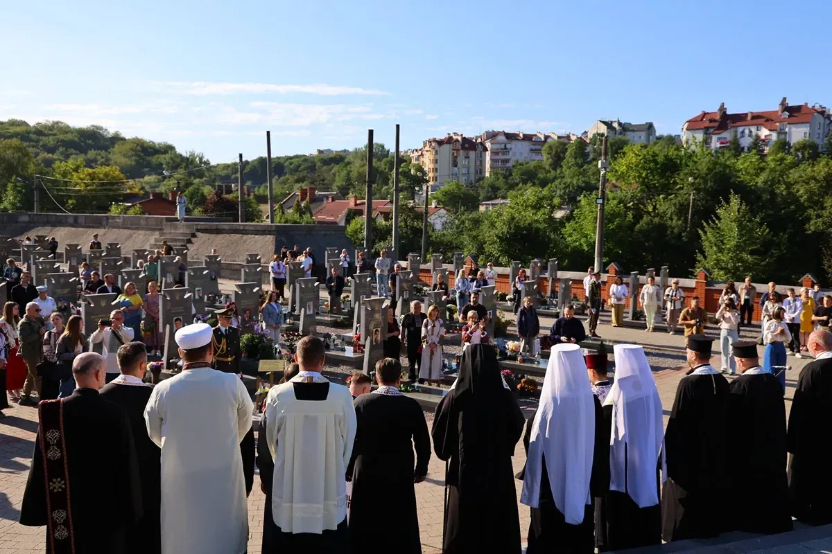 У Львові в День Незалежності вшанували полеглих воїнів на Личаківському кладовищі