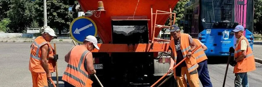 У Миколаєві залатали аварійні ями на проспекті Миру та підсипали дві вулиці