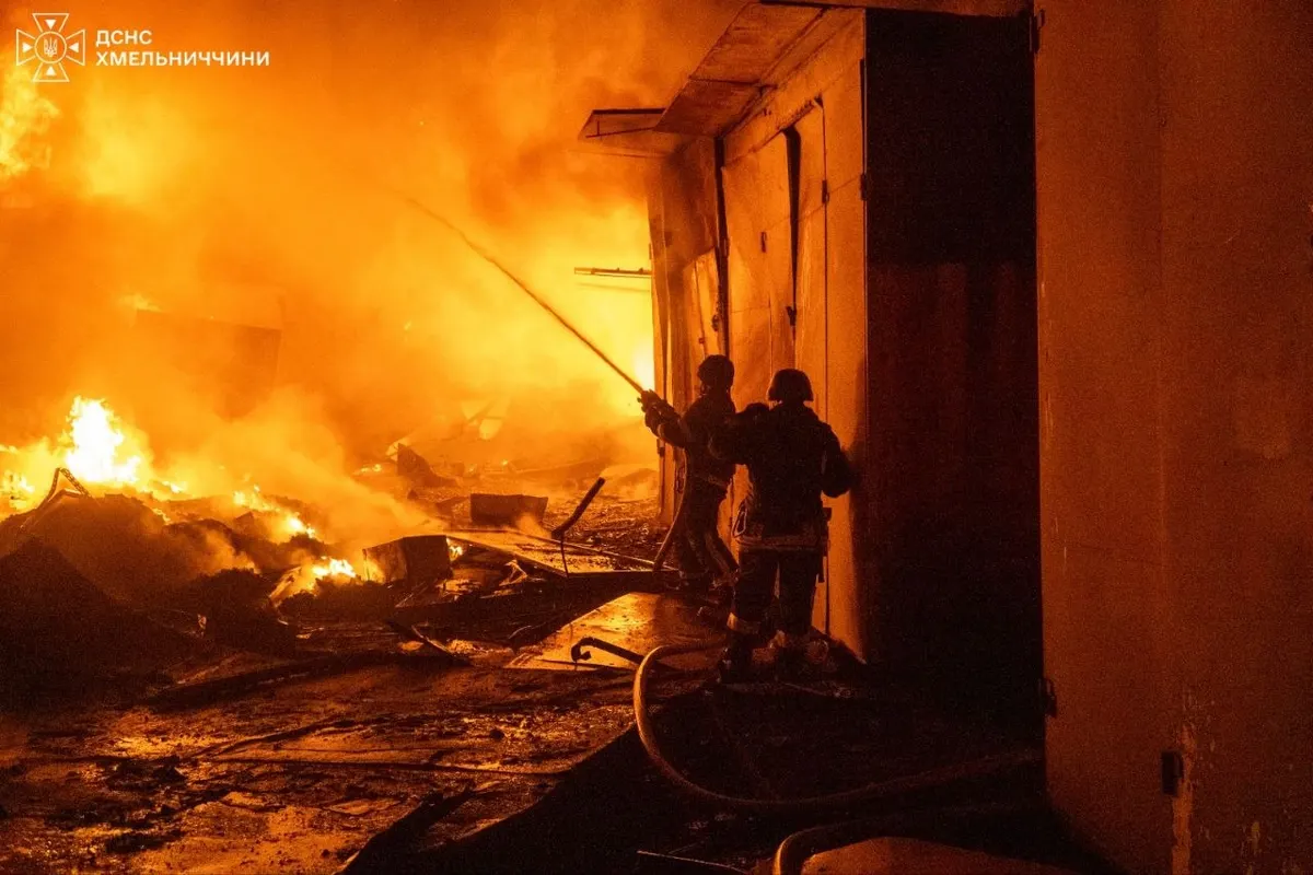 Удар дроном по ринку в Хмельницькому: четверо рятувальників постраждали під час гасіння