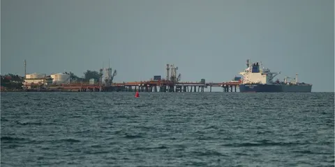 Танкер із російською нафтою сів на мілину біля Оману: у морі пляма майже 400 км²