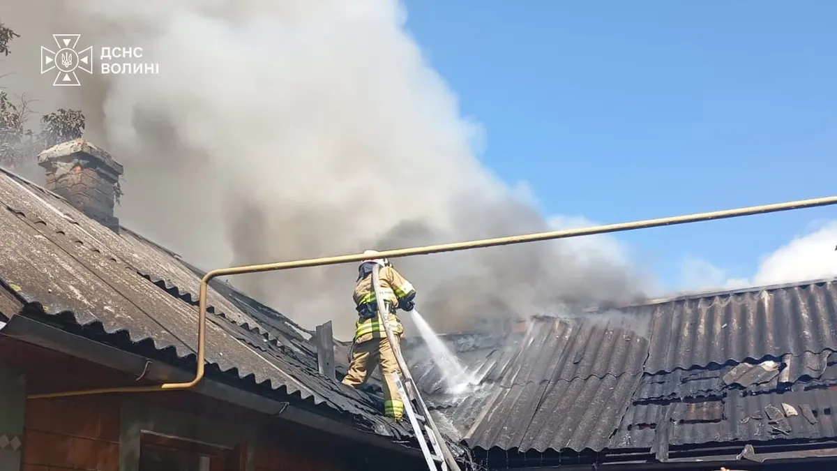 У Луцькому районі рятувальники загасили пожежу в господарській будівлі