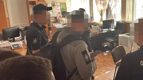 Побори з поліцейських: на Дніпропетровщині затримали керівника відділу поліції охорони