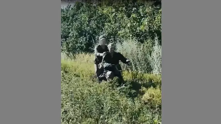 Полонені росіяни 25 км несли пораненого прикордонника на собі та дитячому велосипеді