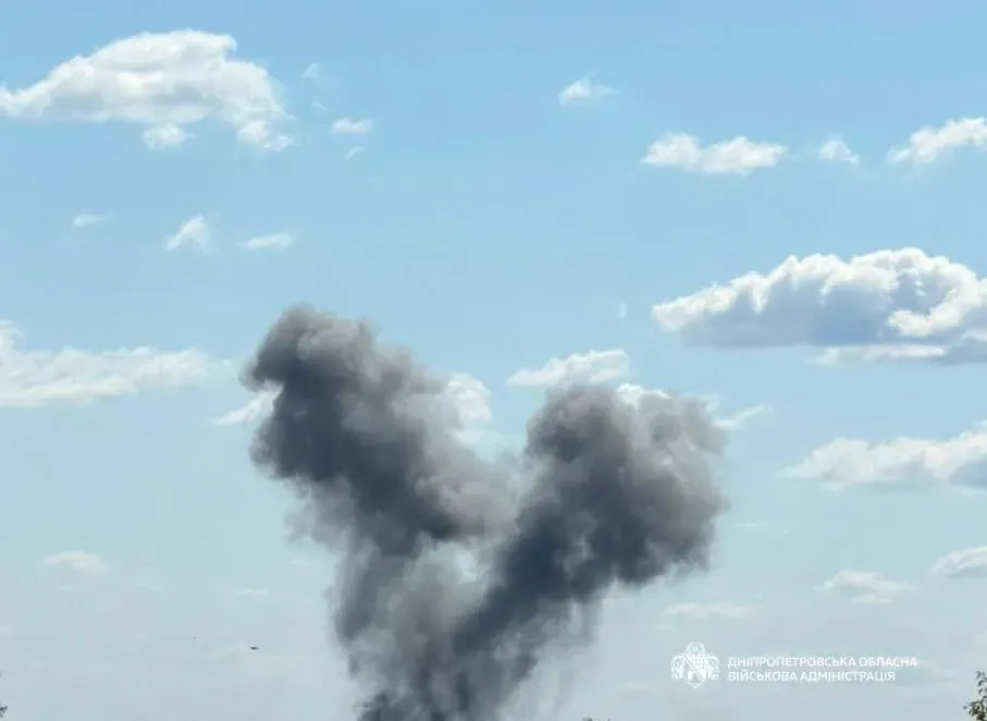 Атака на Павлоград: рятувальники ліквідовують пожежу