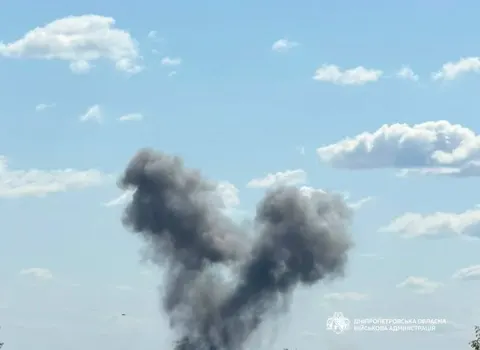 Атака на Павлоград: рятувальники ліквідовують пожежу