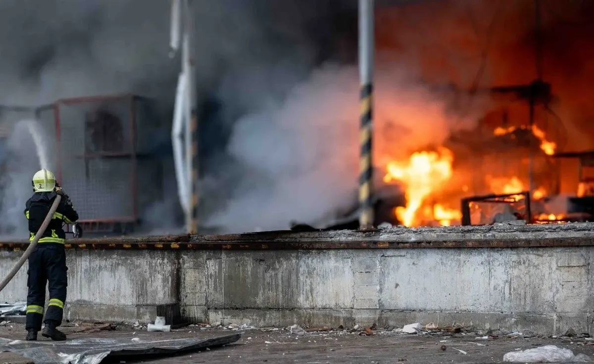 Удар по Сумах: рятувальники загасили пожежу на цивільному об'єкті