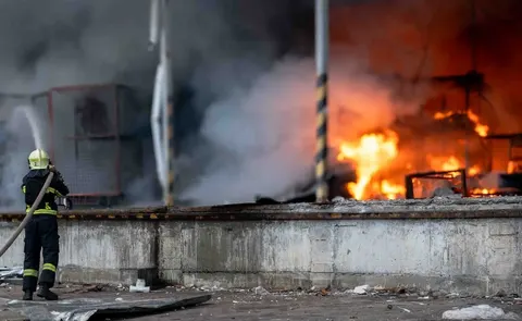 Удар по Сумах: рятувальники загасили пожежу на цивільному об'єкті