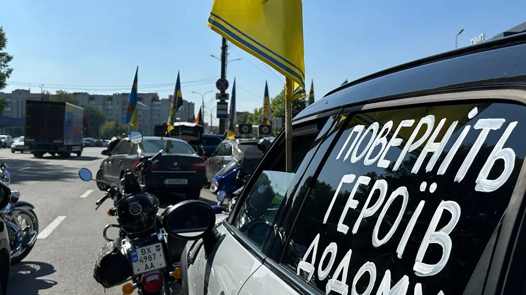 У Хмельницькому автопробіг на підтримку полонених зібрав понад 100 авто
