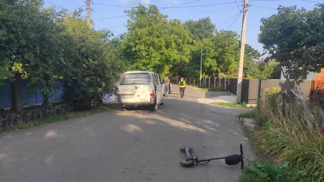 На Львівщині жінка на електросамокаті потрапила в лікарню після зіткнення з мікроавтобусом