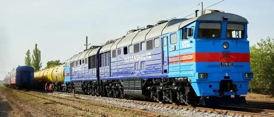 Обстріл пошкодив локомотив: поїзд Львів — Миколаїв зупинився, пасажирів повезуть автобусами