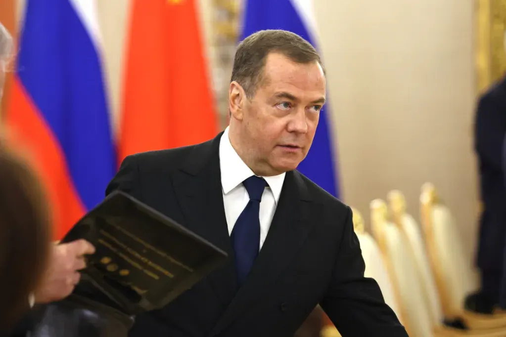Медведєв знову про «велич» Росії: що стоїть за риторикою про існування держави
