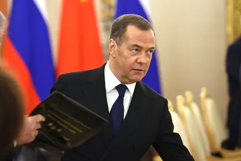Медведєв знову про «велич» Росії: що стоїть за риторикою про існування держави