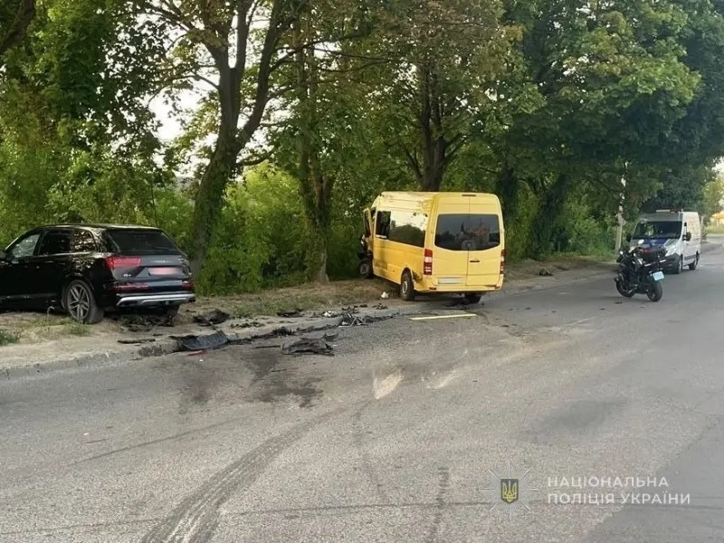 У Луцьку зіткнулися Mercedes та Audi: шестеро постраждалих