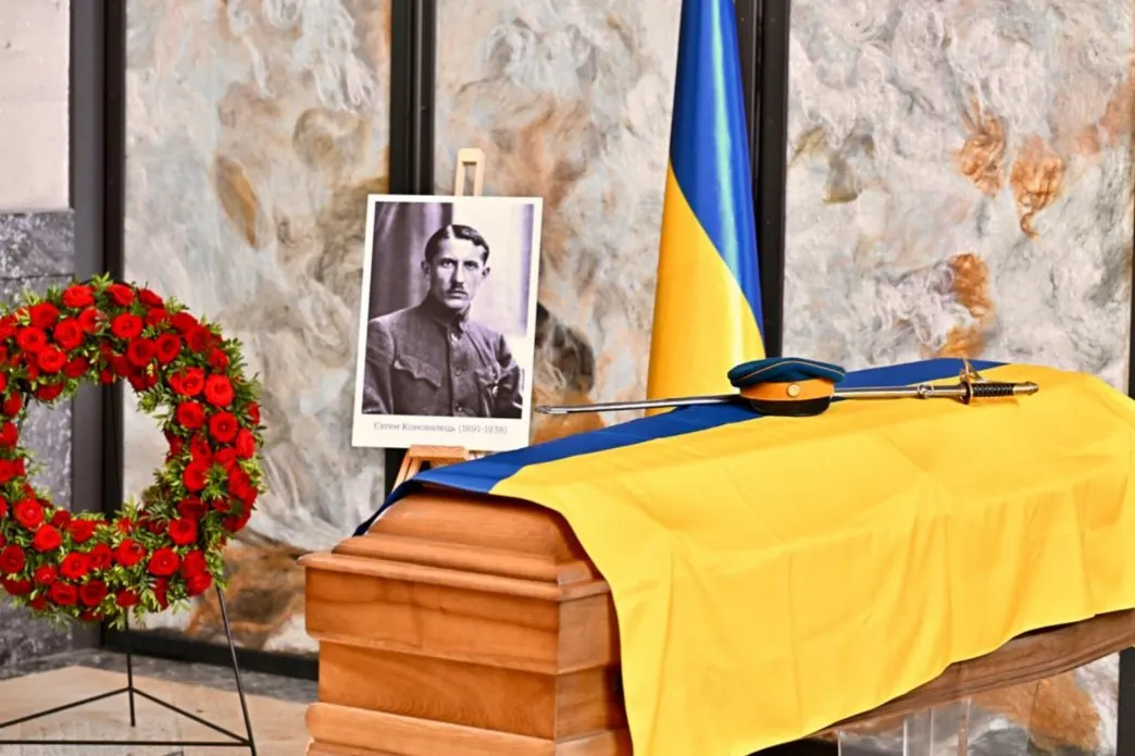 Прах Євгена Коновальця повертається в Україну