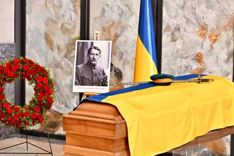 Прах Євгена Коновальця повертається в Україну