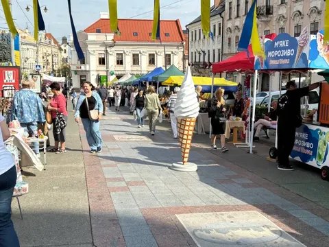 У Чернівцях на ярмарку збирають гроші на старлінки: за донат обіцяють бограч