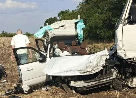 Під Миколаєвом вантажівка зіткнулася з легковиком: водій у лікарні