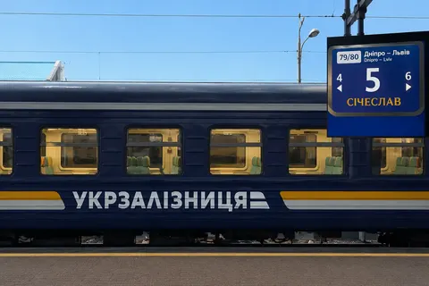 «Укрзалізниця» призупинила продаж квитків на частину рейсів: що це означає