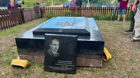 Надгробок Коновальця з Роттердаму стане меморіалом у Зашкові