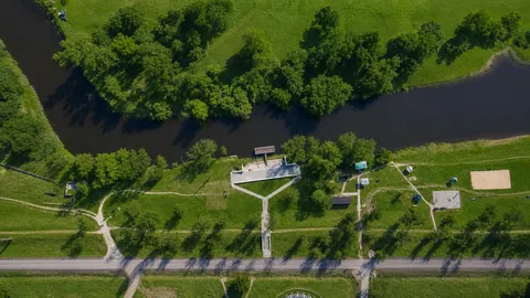 Пляж у Луцьку заростає водоростями: депутатка вимагає негайного прибирання