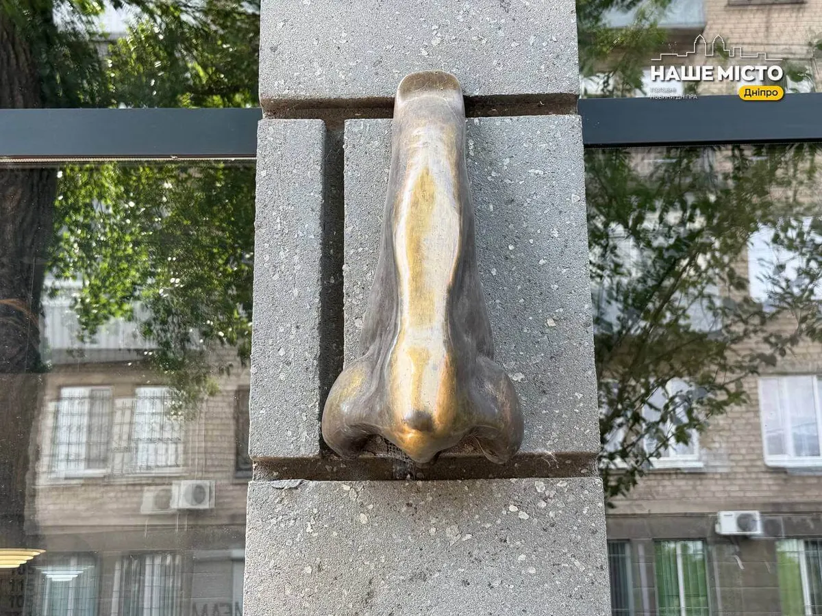 «Ніс» у Дніпрі: чому бронзова скульптура стала місцевою легендою