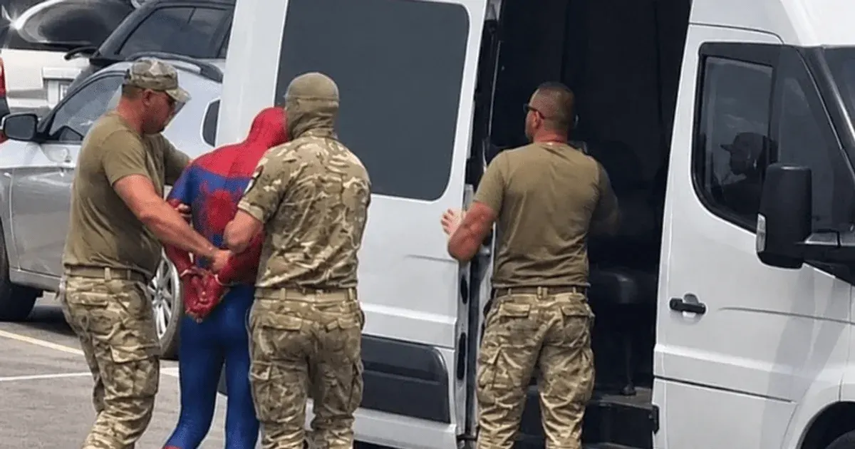 Історія про мобілізацію "людини-павука" у Луцьку виявилася фейком