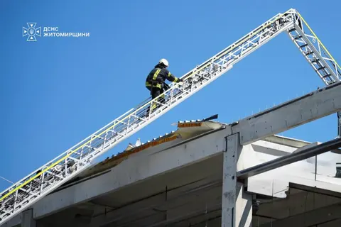 Удар рф по Житомирщині: двоє поранених, пожежу ліквідовано