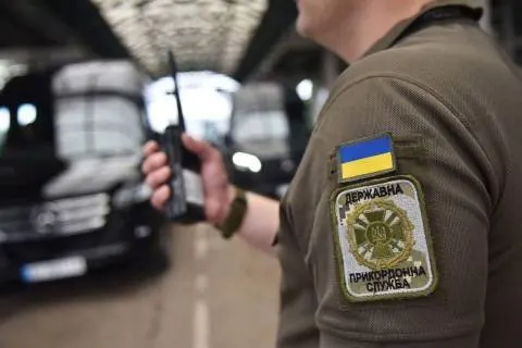 Майже 50 тисяч українців виїхали за добу: що стоїть за цифрами