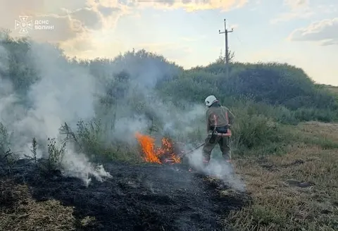 Пожежі на Волині: скляна пляшка та необережність стали причинами займань
