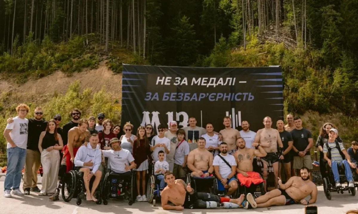 Заплив у Буковелі: ветерани тягнули човни з дітьми задля безбар'єрності