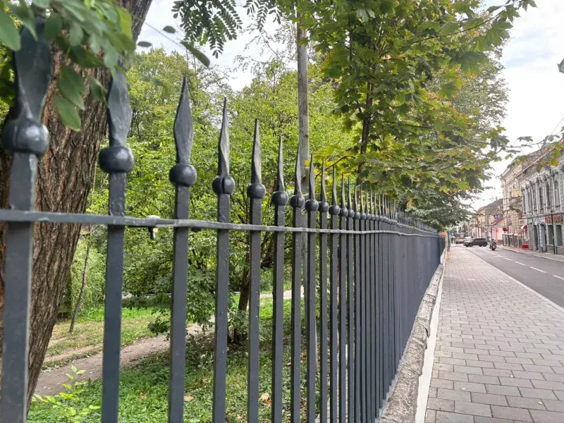У Чернівцях повернули відреставровану огорожу в центрі міста