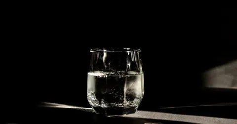 Скільки може стояти вода у склянці та коли її не варто пити
