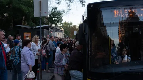 Через тривогу кияни годинами чекають на автобуси до лівого берега