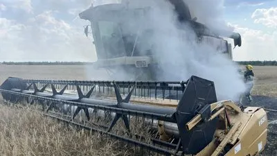 На Рівненщині під час жнив загорівся комбайн у полі