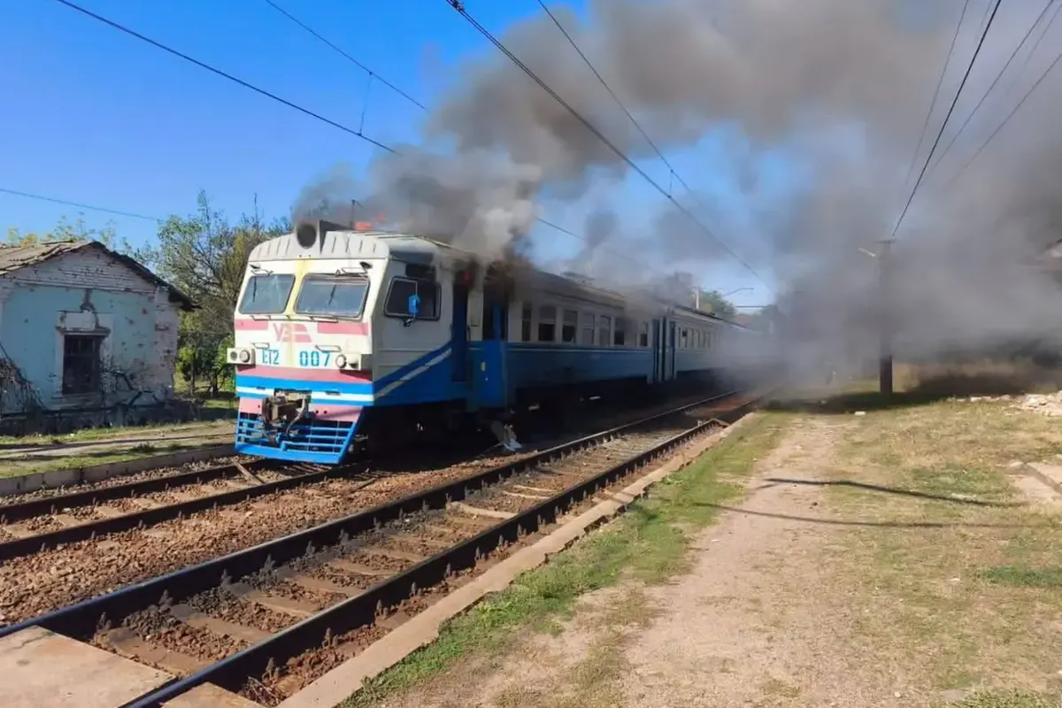 Удар по приміському поїзду на Харківщині: що змінює нова тактика атак на залізницю