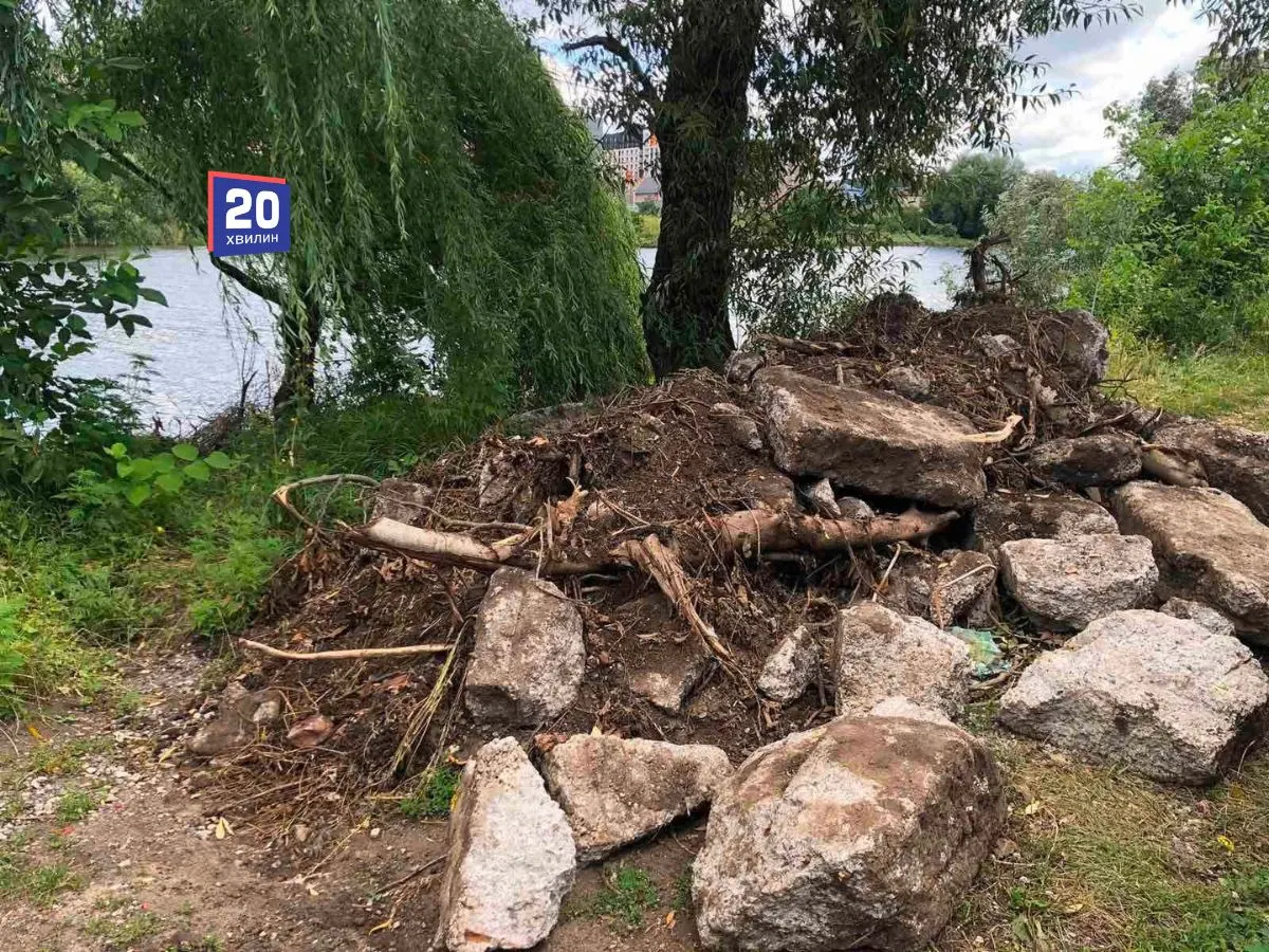 Біля озера у Вінницьких Хуторах прибрали незаконне звалище будівельних відходів
