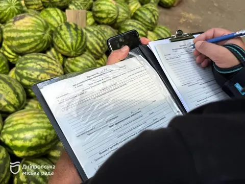 Стихійна торгівля кавунами у Дніпрі: які штрафи загрожують