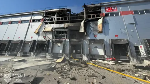 Повторний удар по поштовому терміналу на Одещині: пожежу загасили, жертв немає